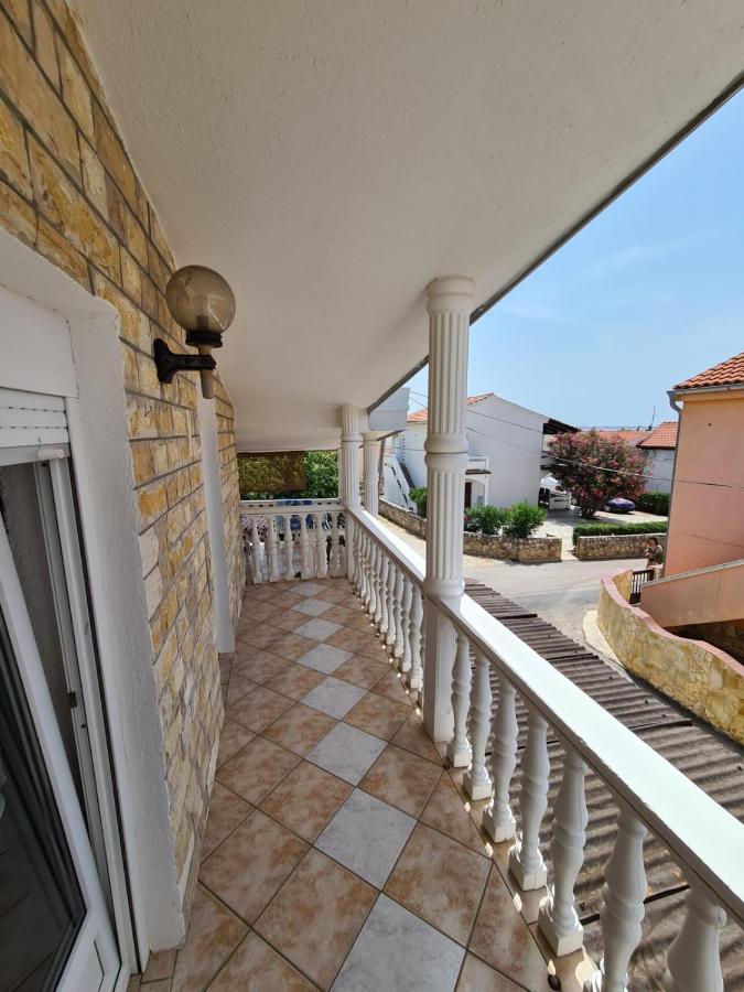 Apartments Tuka Near The Beach Vir Buitenkant foto